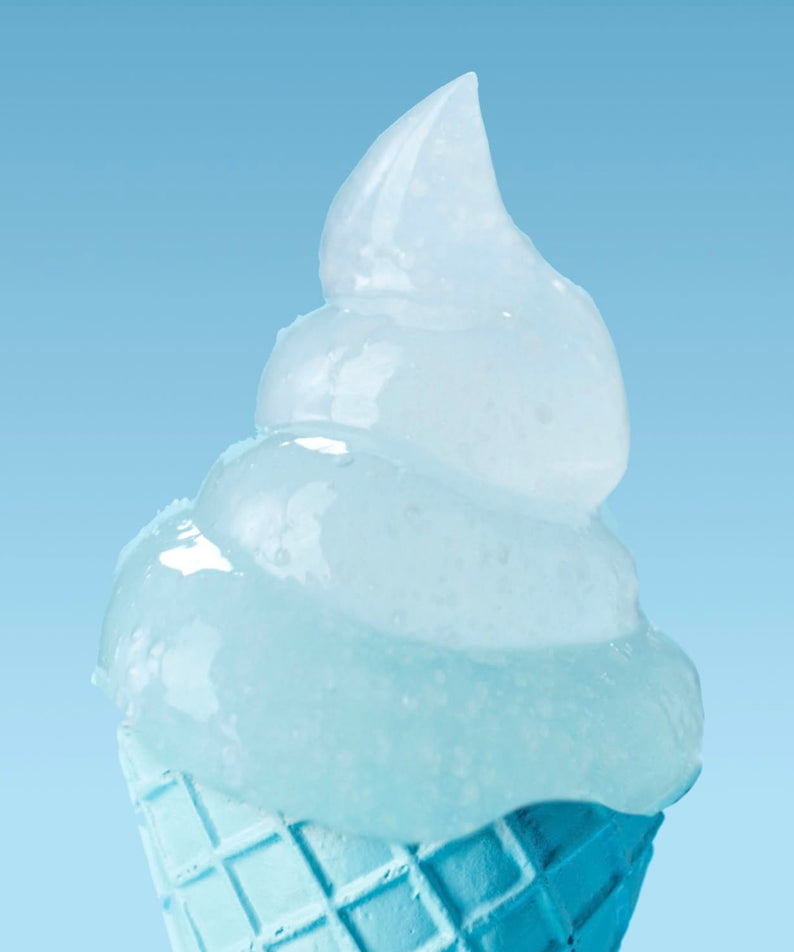BELIF Aqua Bomb Frozen Cream 50ml, crème hydratante glacée bleue sur fond ciel, texture effet gel.