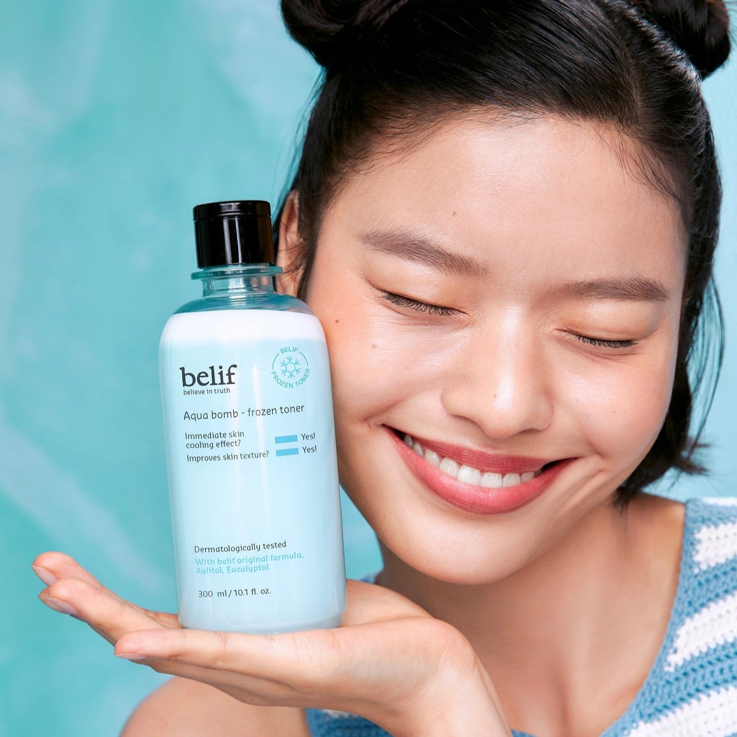 BELIF Aqua Bomb Frozen Toner 330ml de la marque belif, flacon bleu et visage souriant sur fond bleu.