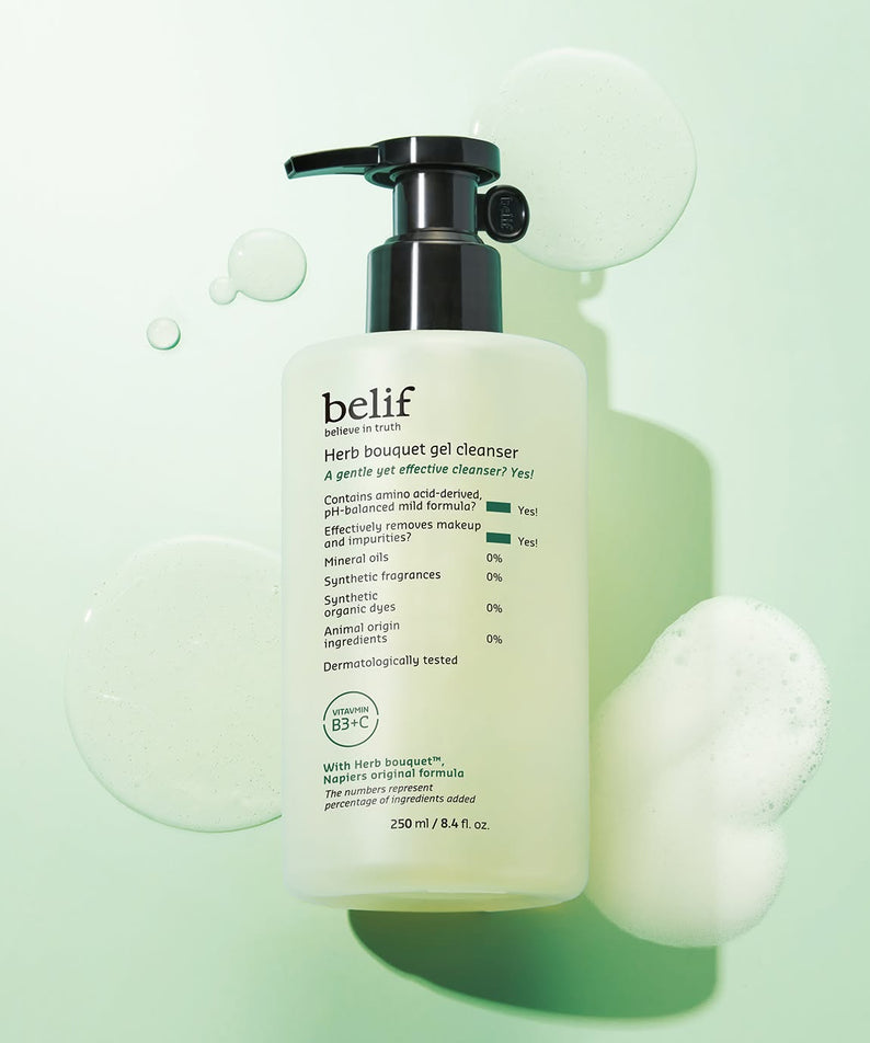Image du BELIF Herb Bouguet Gel Cleanser 250ml sur fond vert, nettoyant visage avec pompe, mousse et bulles autour du flacon.
