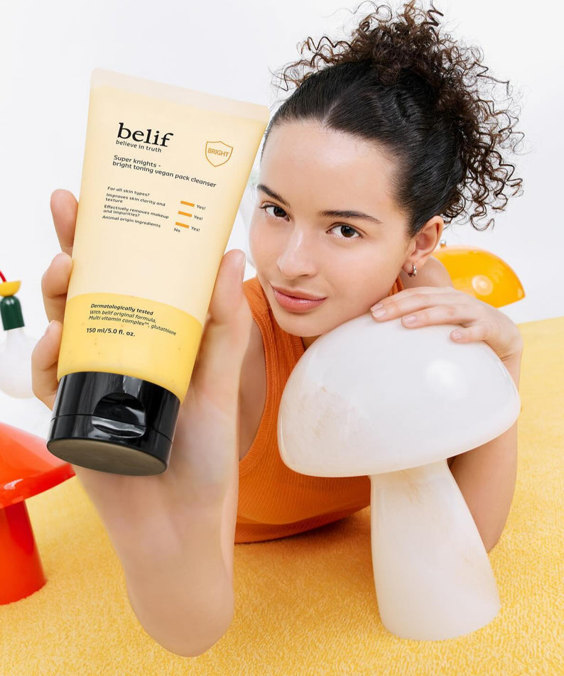 Femme présentant le BELIF Super Knights bright Toning Vegan Pack Cleanser 150ml dans un cadre lumineux et coloré.