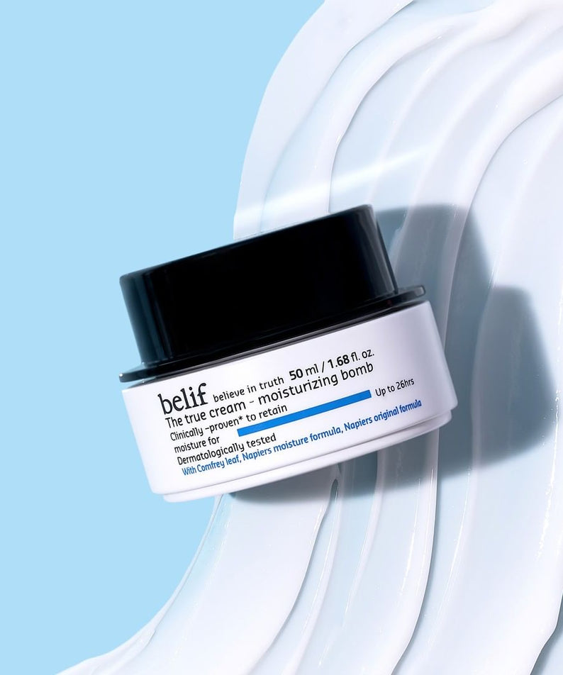 BELIF The True Cream Moisturizing Bomb 50ml sur fond texturé bleu et crème, hydratation intense pour la peau.