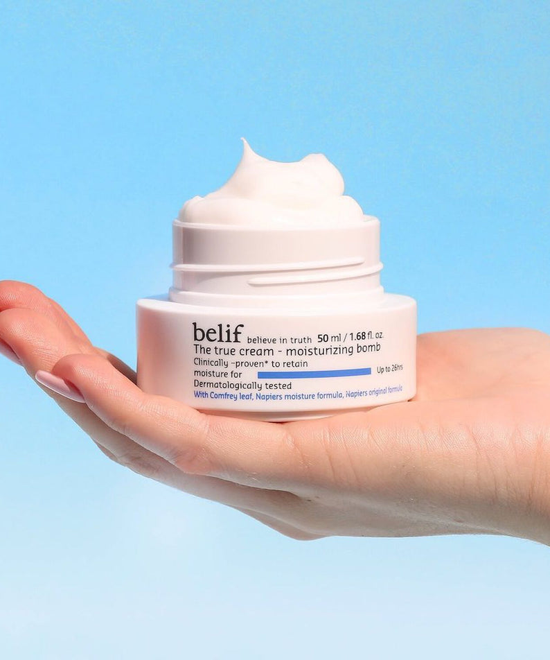 Crème BELIF The True Cream Moisturizing Bomb 50ml sur une main, hydratation intense et testée dermatologiquement.