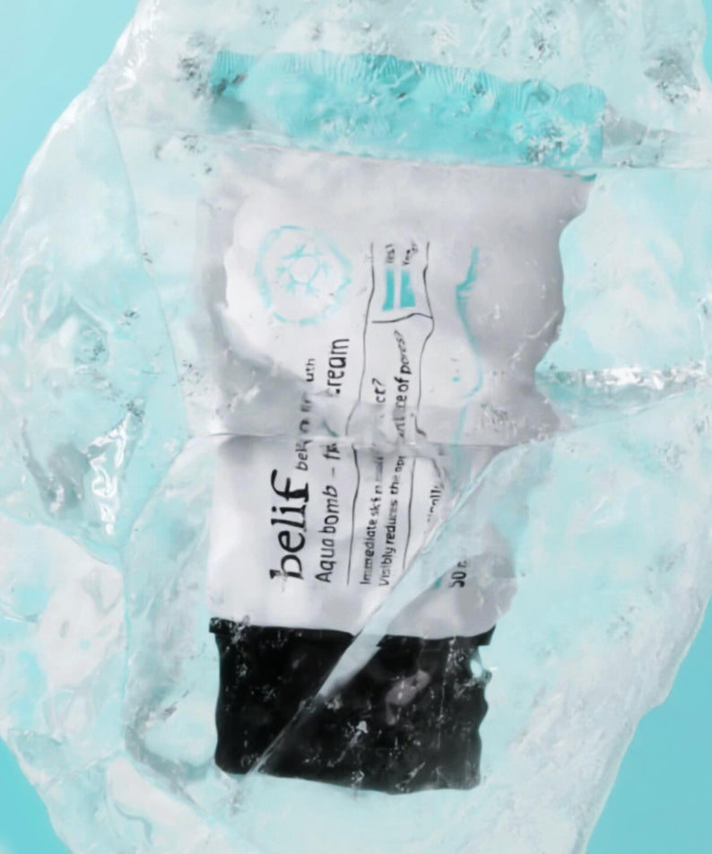 Crème congelée BELIF Aqua Bomb Frozen Cream 50ml capturée dans la glace, offrant une hydratation intense.