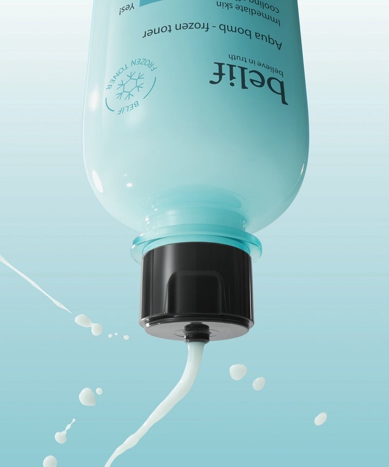 BELIF Aqua Bomb Frozen Toner 330ml, toner rafraîchissant éclatant pour la peau, montre le liquide hydratant en mouvement.