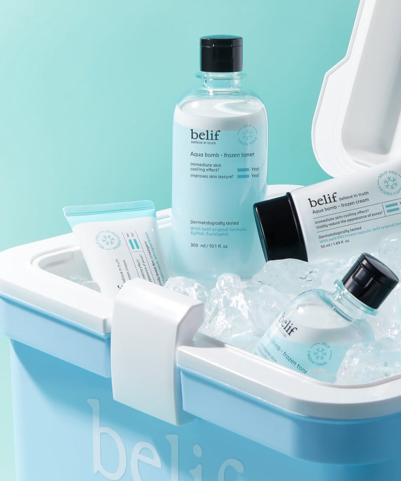 BELIF Aqua Bomb Frozen Toner 330ml placé dans un bac à glace, présenté sur un fond turquoise élégant.