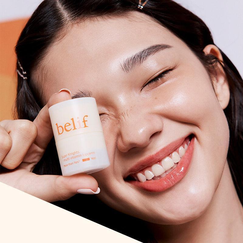 BELIF Super Knight Multi Vitamin Lipcerin, baume pour les lèvres de la marque belif sur photo beauté souriante tenant le pot