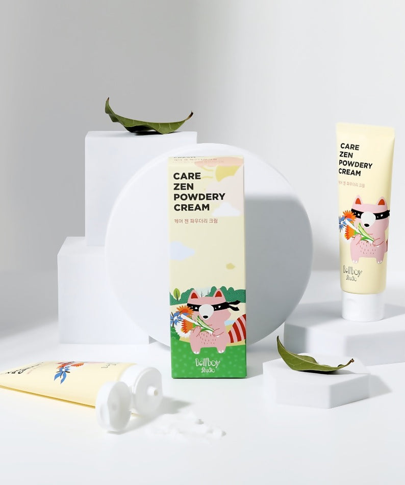 BELLBOY STUDIO Care Zen Powdery Cream 120ml de Bellboy, crème apaisante en flacon, sur décor blanc avec feuilles et accessoires