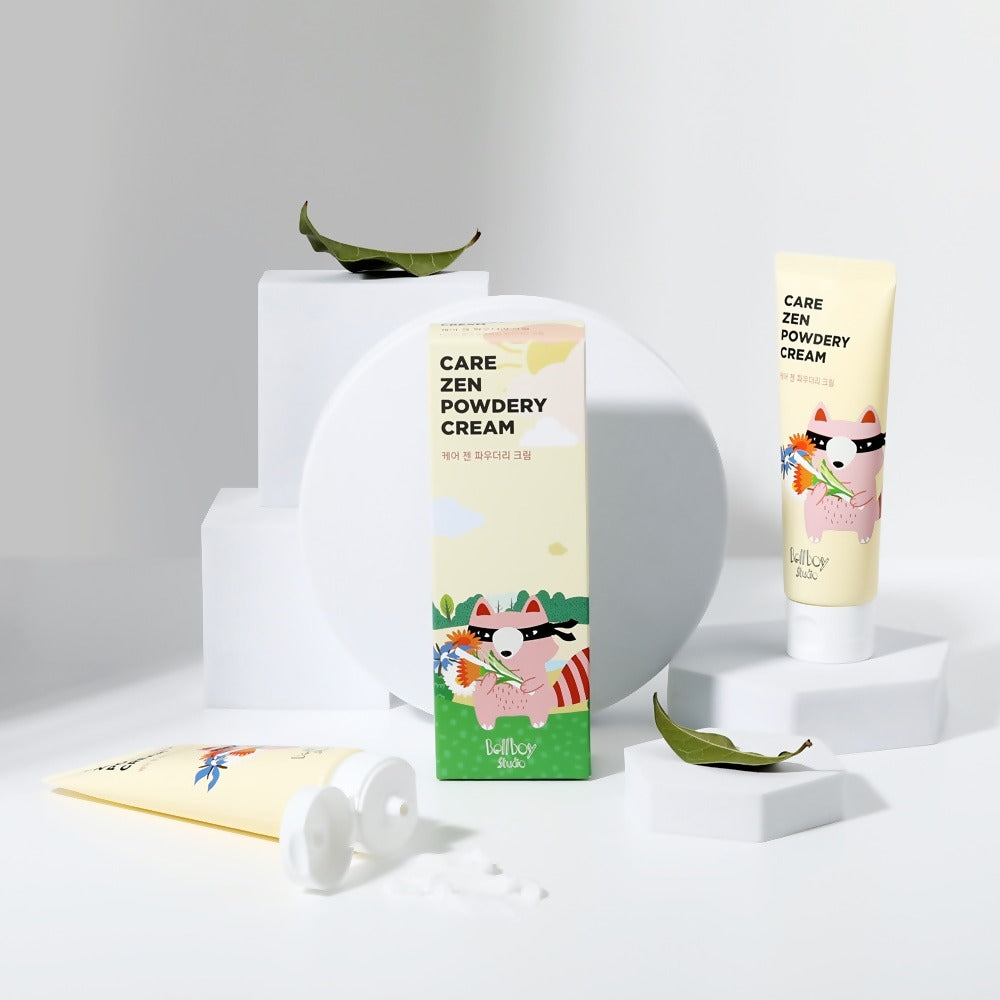 BELLBOY STUDIO Care Zen Powdery Cream 120ml de Bellboy, crème apaisante en flacon, sur décor blanc avec feuilles et accessoires