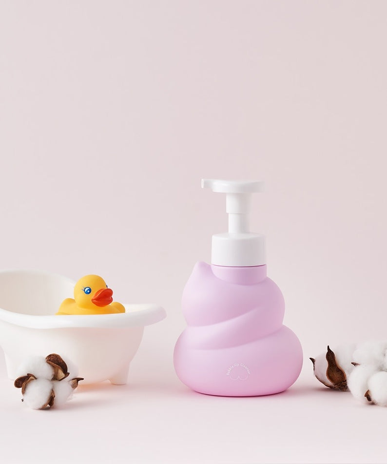 BELLBOY STUDIO Hippong Bubble Butt Cleanser sur fond pastel, flacon rose avec canard en caoutchouc et coton.