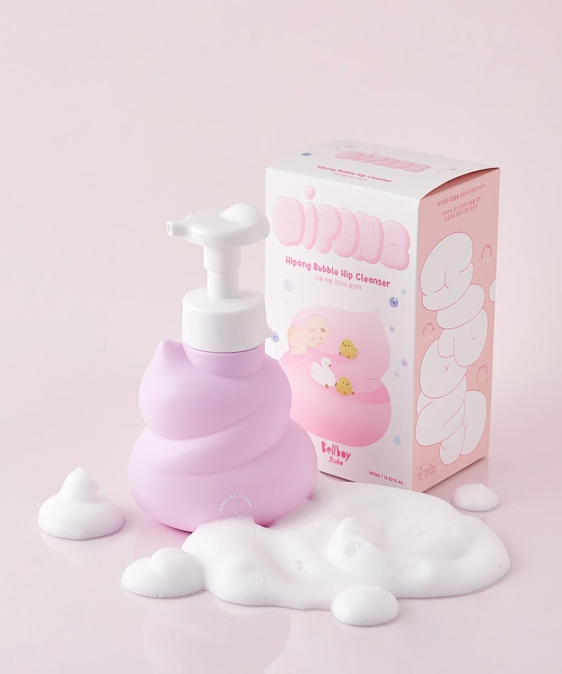 BELLBOY STUDIO Hippong Bubble Butt Cleanser : produit nettoyant sur fond rose, flacon pompe et mousse blanche