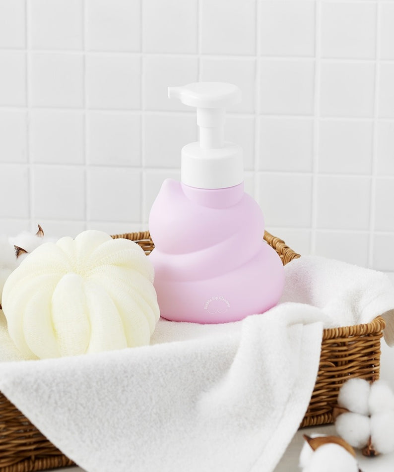 BELLBOY STUDIO Hippong Bubble Butt Cleanser de la marque, flacon-pompe rose, sur serviette blanche en salle de bain