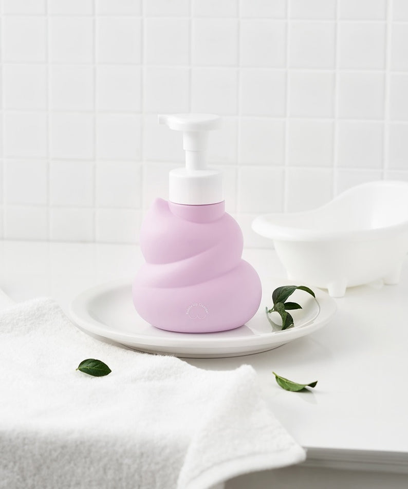 BELLBOY STUDIO Hippong Bubble Butt Cleanser sur plateau près d'une baignoire, décor salle de bain blanche, style spa.