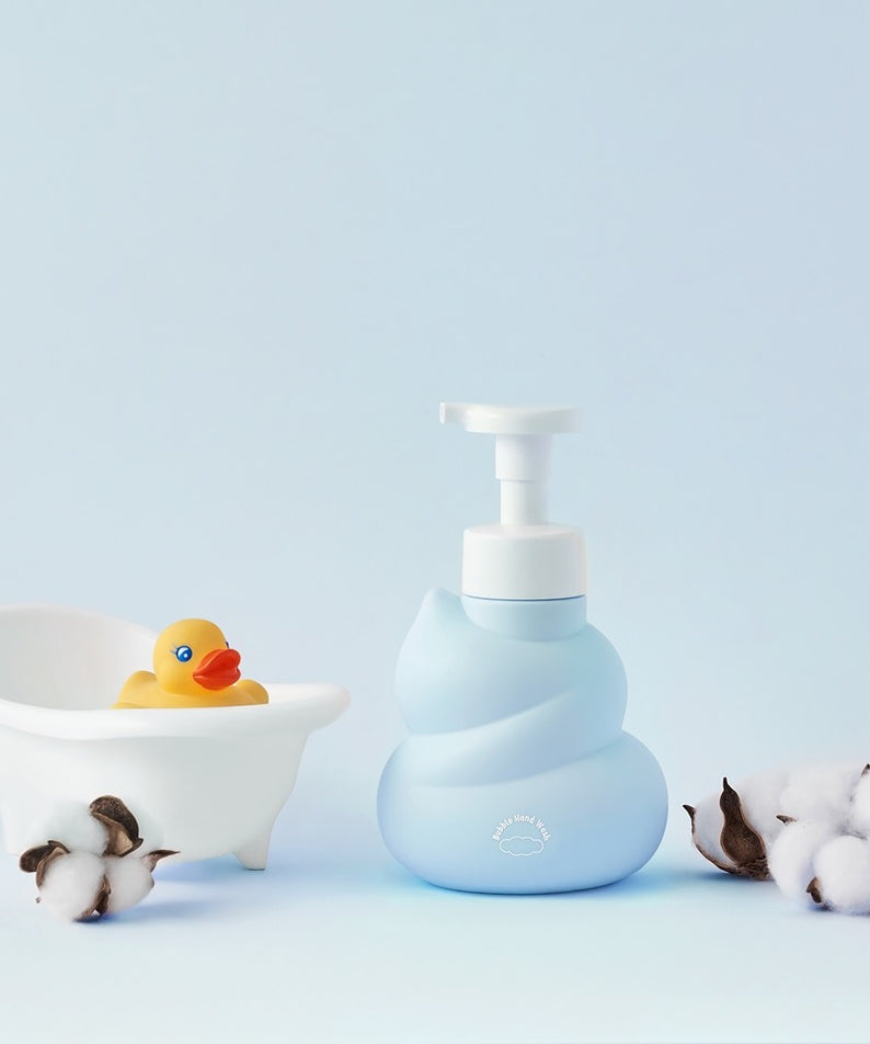 BELLBOY STUDIO Hippong Bubble Hand Wash : flacon bleu en scène moussante, canard et animaux jouets sur fond clair