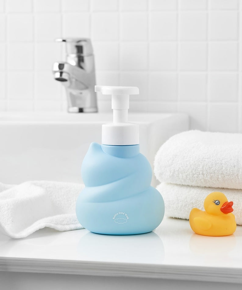 BELLBOY STUDIO Hippong Bubble Hand Wash : flacon bleu moussant au lavabo, serviettes et jouet canard, salle de bain
