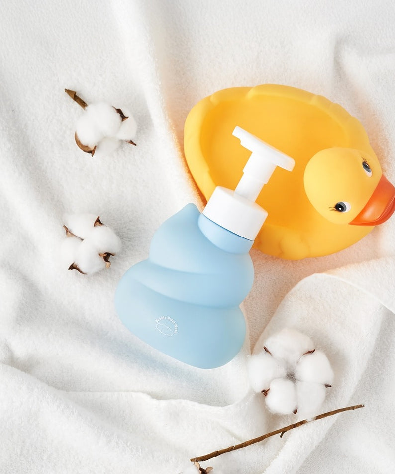BELLBOY STUDIO Hippong Bubble Hand Wash en bouteille bleue, décor coton et mignon canard jaune sur fond clair