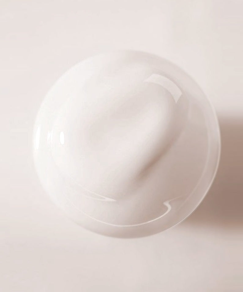 Décris l'image en français en mentionnant le produit, la marque et le contexte visuel : BELLBOY STUDIO Silky Shiloh Prime Conditioner 400ml