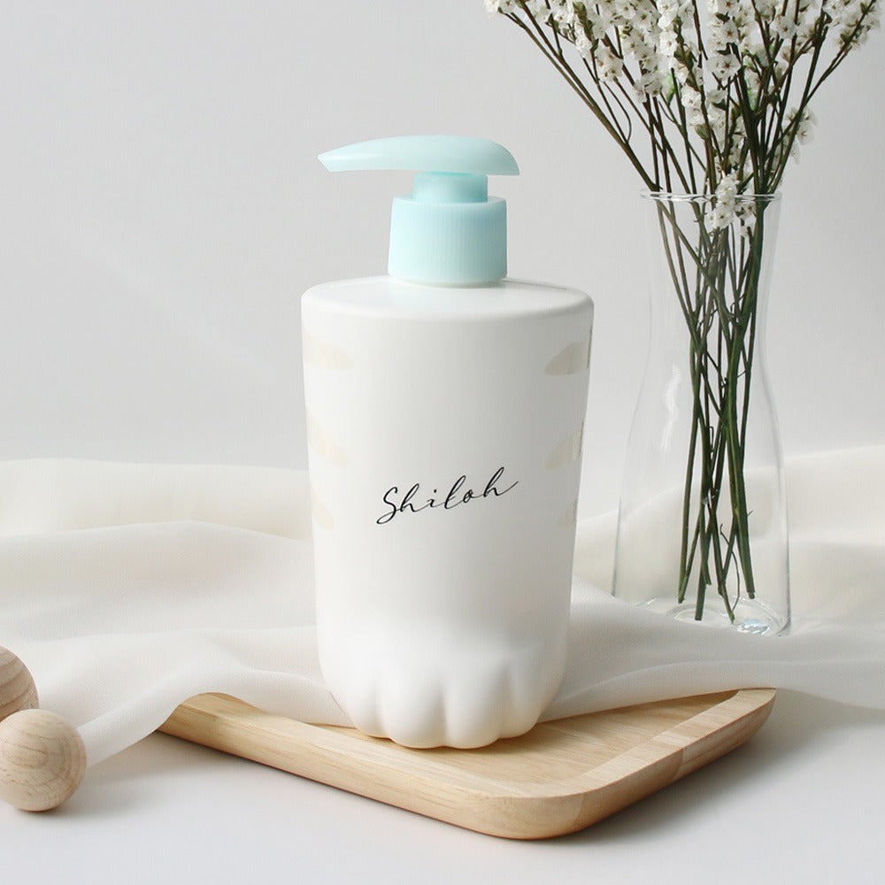 BELLBOY STUDIO Silky Shiloh Prime Shampoo 400ml, bouteille au design Shiloh sur fond blanc, style studio.