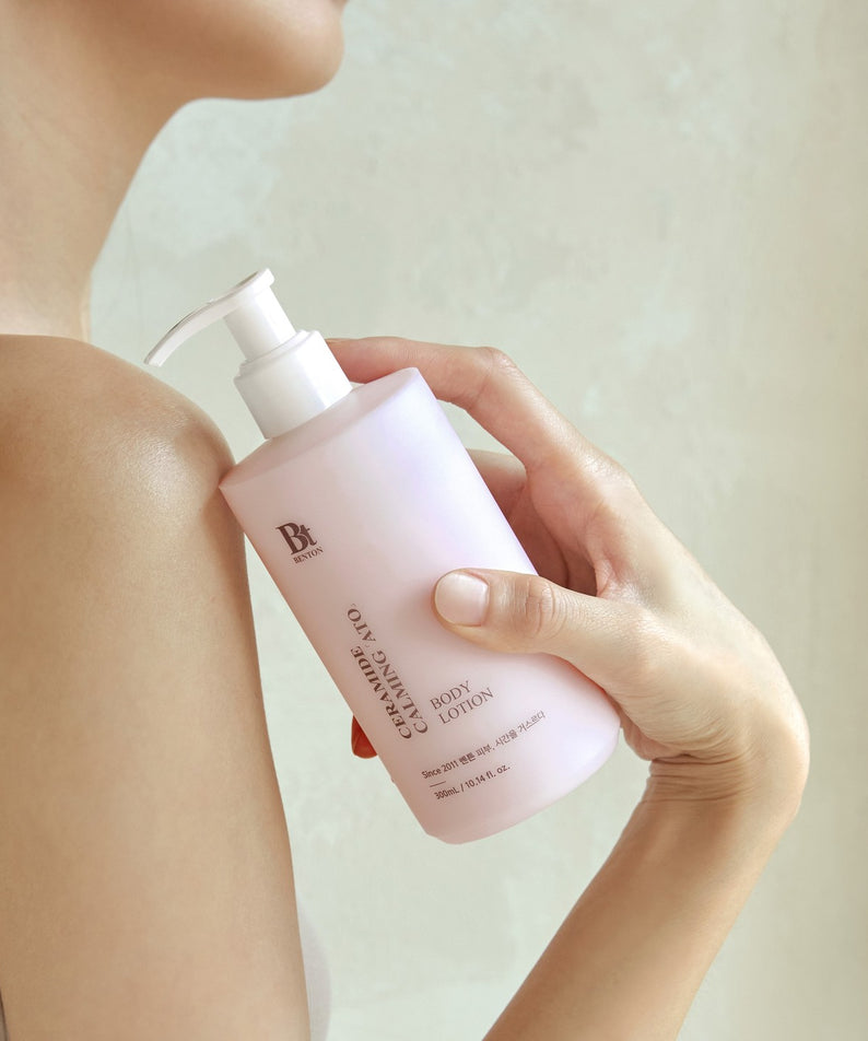 BENTON Ceramide Calming Ato Body Lotion 300ml appliquée sur peau pour hydratation et apaisement