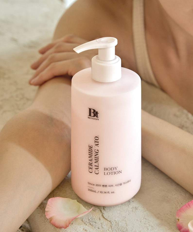 BENTON Ceramide Calming Ato Body Lotion 300ml sur une table avec des pétales de rose, apaisant et hydratant pour la peau.