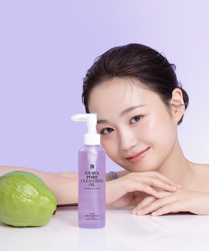 BENTON Guava Blackhead Pore Cleansing Oil 200ml, flacon et jeune femme souriante, concombre/guava sur fond violet