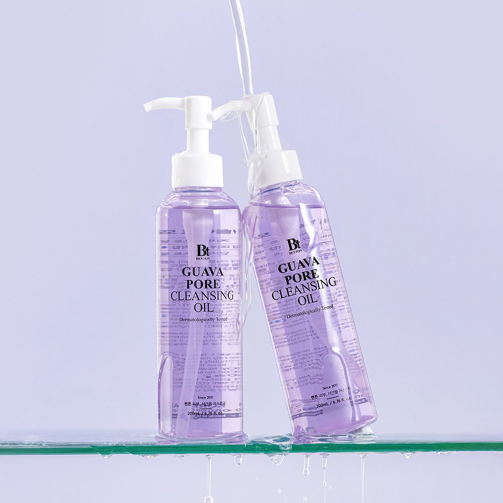 BENTON Guava Blackhead Pore Cleansing Oil 200ml, deux flacons avec pompe sur fond violet, contexte beauté