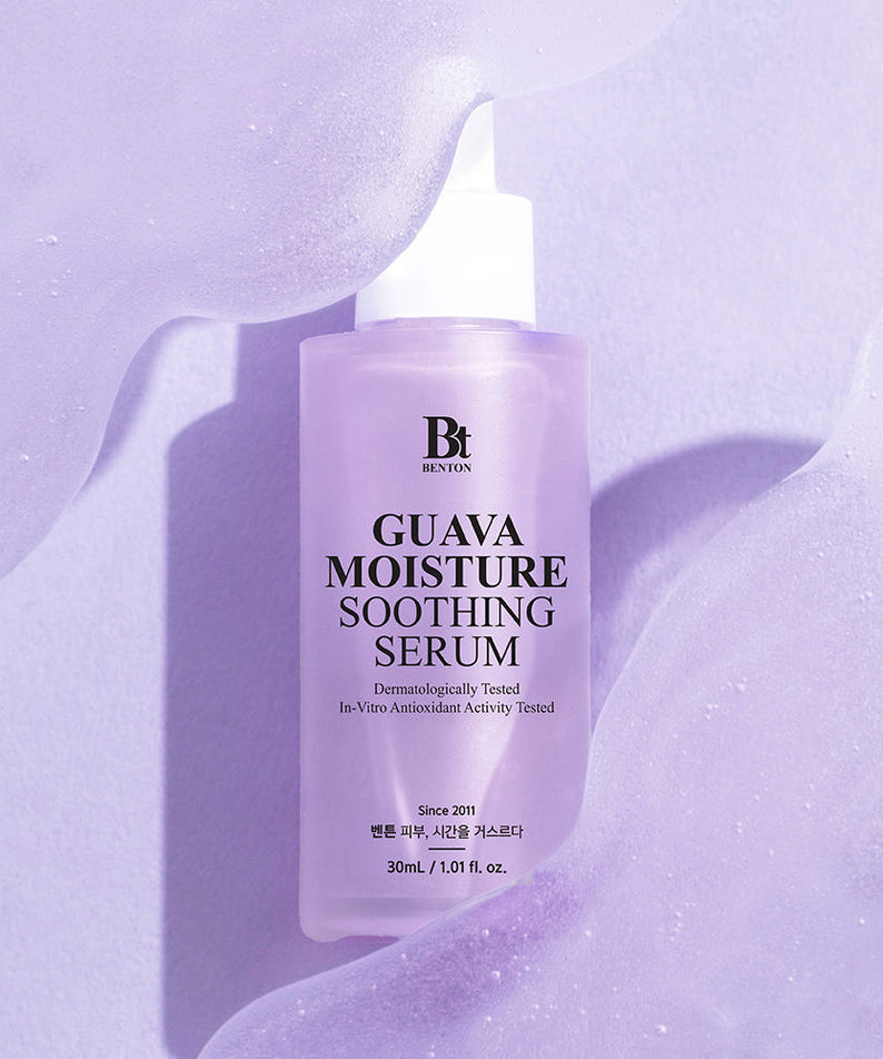 BENTON Guava Moisture Soothing Ampoule PDRN 30ml de BENTON, flacon dans un décor pastel lilas, sérum apaisant