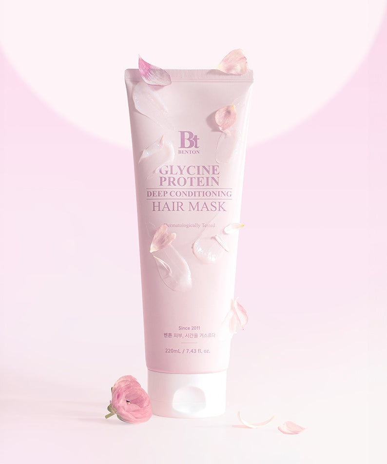 BENTON Glycine Protein Deep Conditioning Hair Mask 220ml exposé sur fond rose avec pétales pour soin capillaire profond.