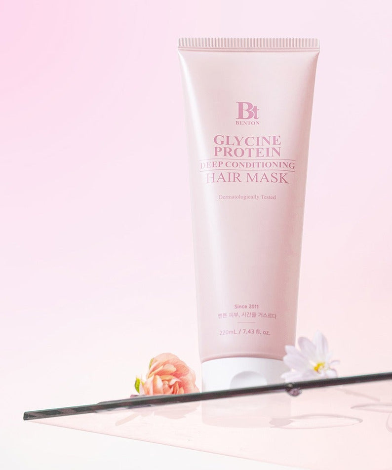 BENTON Glycine Protein Deep Conditioning Hair Mask 220ml sur fond rose avec fleurs, produit de soin capillaire.