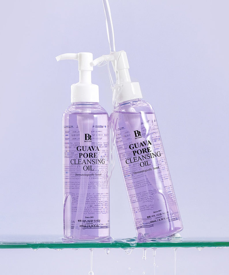 BENTON Guava Blackhead Pore Cleansing Oil 200ml sur étagère en verre, flacons transparents, fond violet clair.