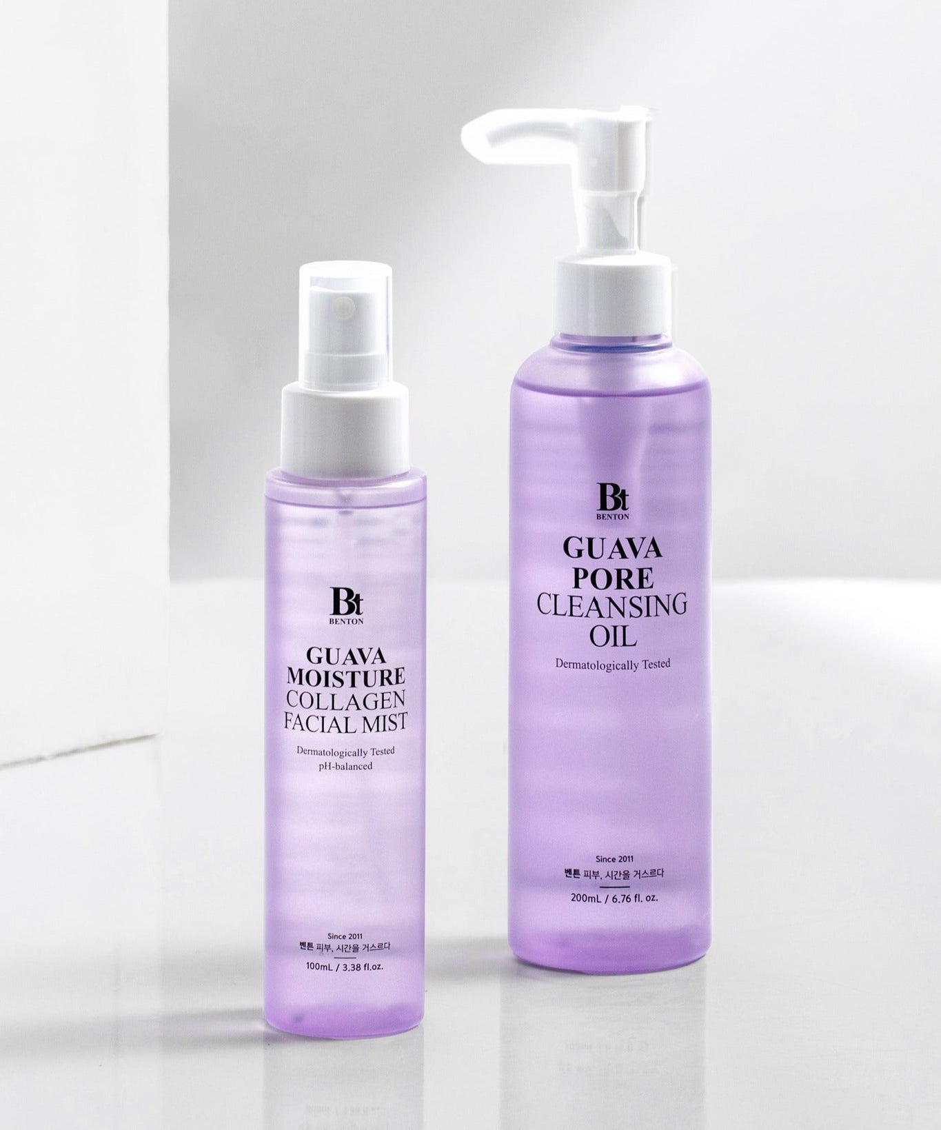 BENTON Guava Hydrating Collagen Mist 100ml et huile nettoyante, efficacité hydratante et nettoyage profond dans des flacons violets élégants.