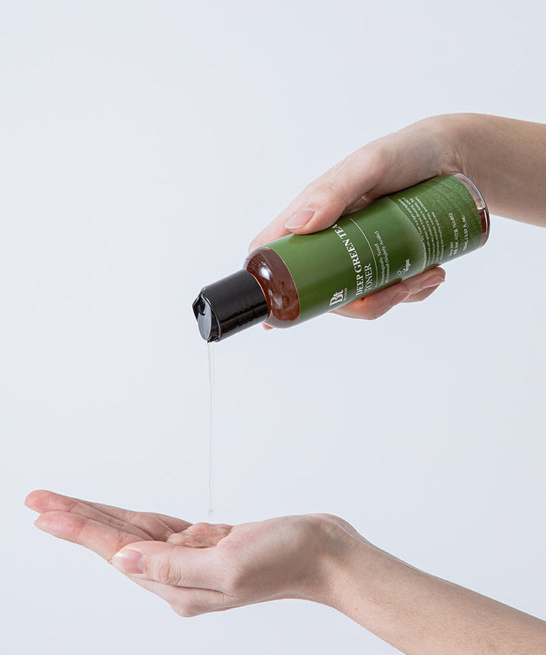BENTON Deep Green Tea Toner 150ml, flacon vert Benton et main versée sur la paume, peau propre et rafraîchie.