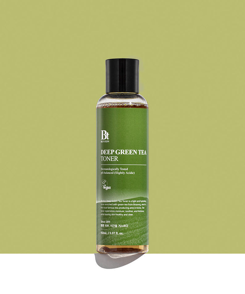 BENTON Deep Green Tea Toner 150ml, flacon vert sur fond vert pastel, toner rafraîchissant pour peaux grasses et sensibles