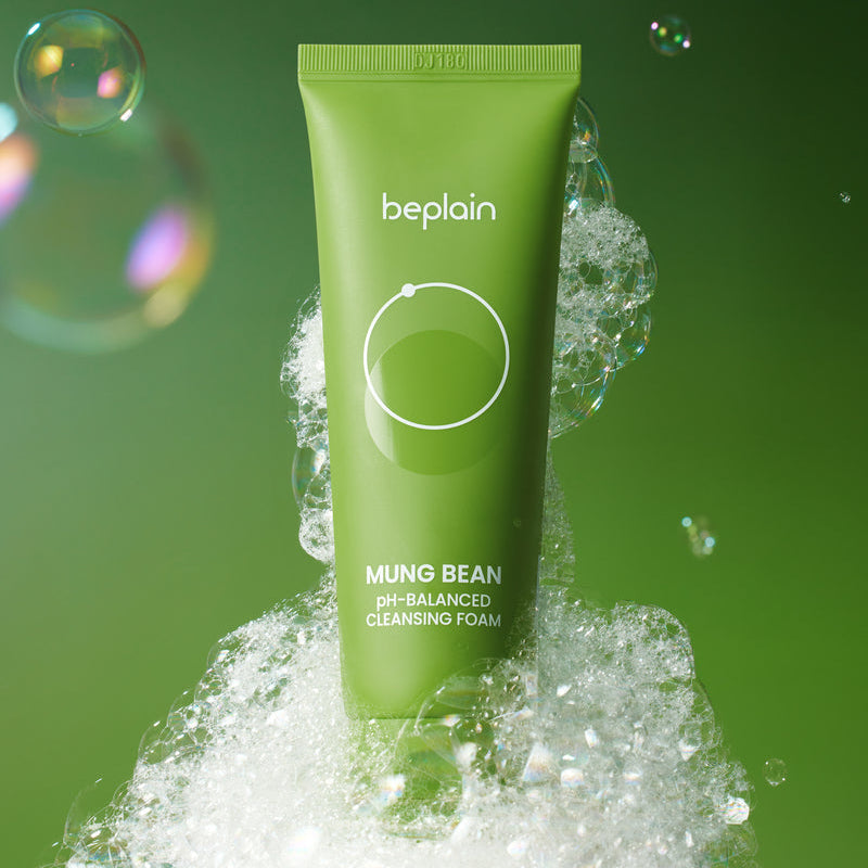 BEPLAIN  Mung Bean pH-Balance Cleansing Foam 160ml par BEPLAIN, tube vert en mousse sur fond vert, bulles d’eau.