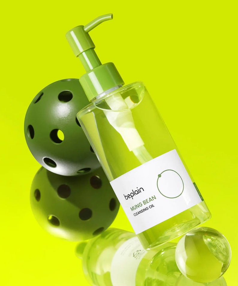 BEPLAIN Mung Bean Cleansing Oil 200ml, produit de la marque BEPLAIN sur fond vert, flacons et billes décoratives.