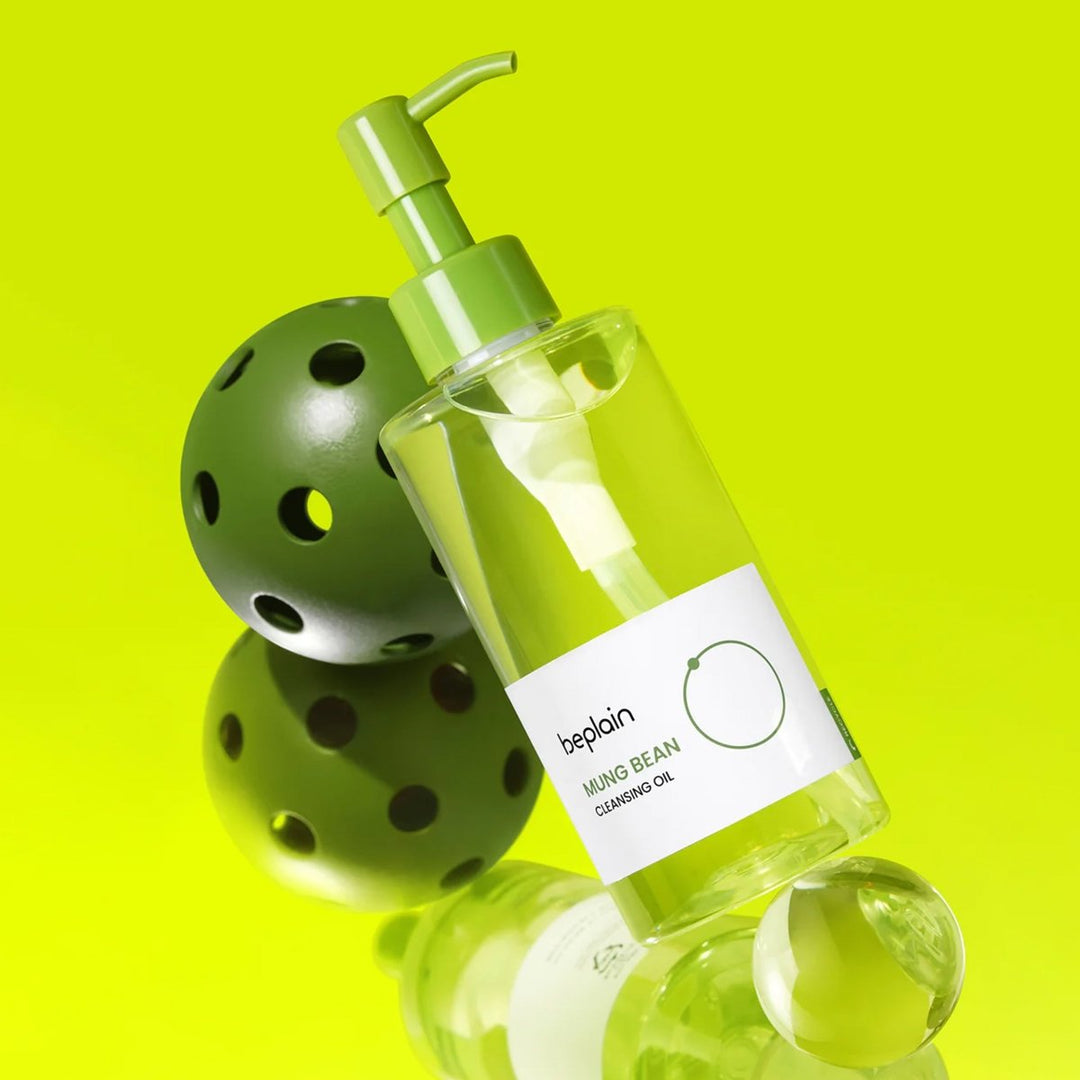 BEPLAIN Mung Bean Cleansing Oil 200ml, produit de la marque BEPLAIN sur fond vert, flacons et billes décoratives.