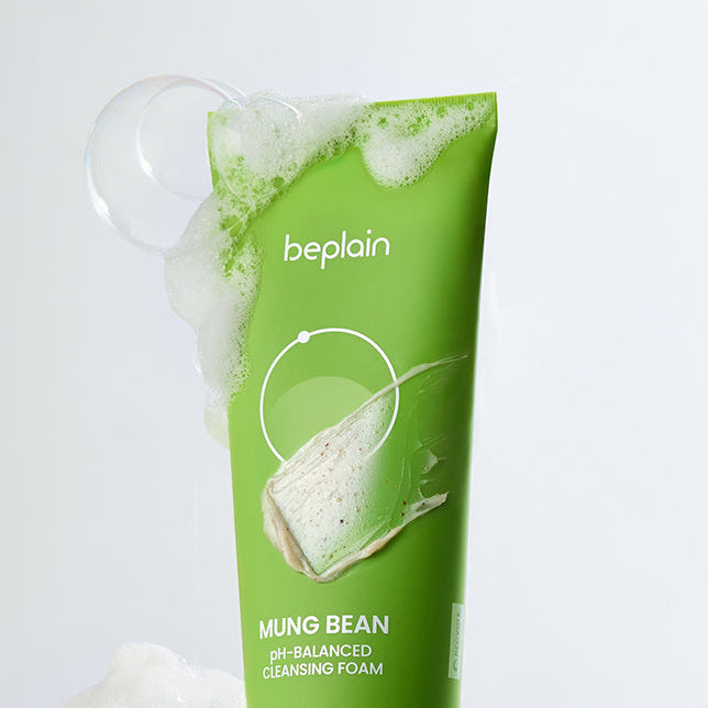 BEPLAIN  Mung Bean pH-Balance Cleansing Foam 160ml : mousse verte et texture, flacon beplain, sur fond blanc.