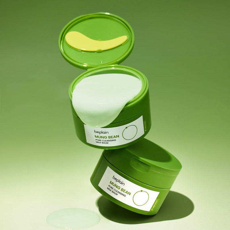 Décris l'image en français: BEPLAIN Mung Bean Pore Cleansing Milk Balm 100ml, pots verts sur fond vert.