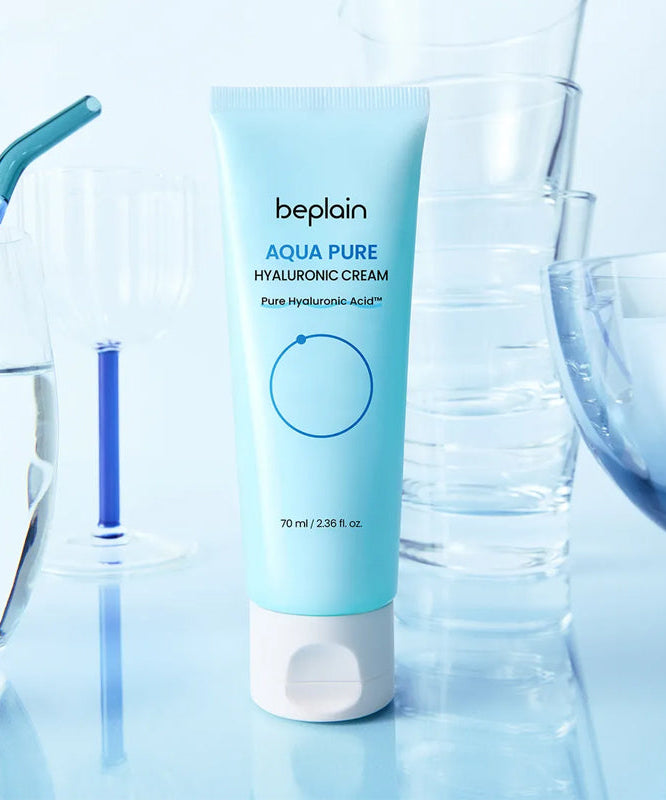 BEPLAIN Aqua Pure Hyaluronic Cream 70ml, tube beplain en contexte aqua/fluide, décor salle de bain lumineuse