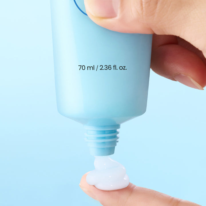BEPLAIN Aqua Pure Hyaluronic Cream 70ml, tube bleu sur mains, contexte visuel produit sur fond clair, gros plan