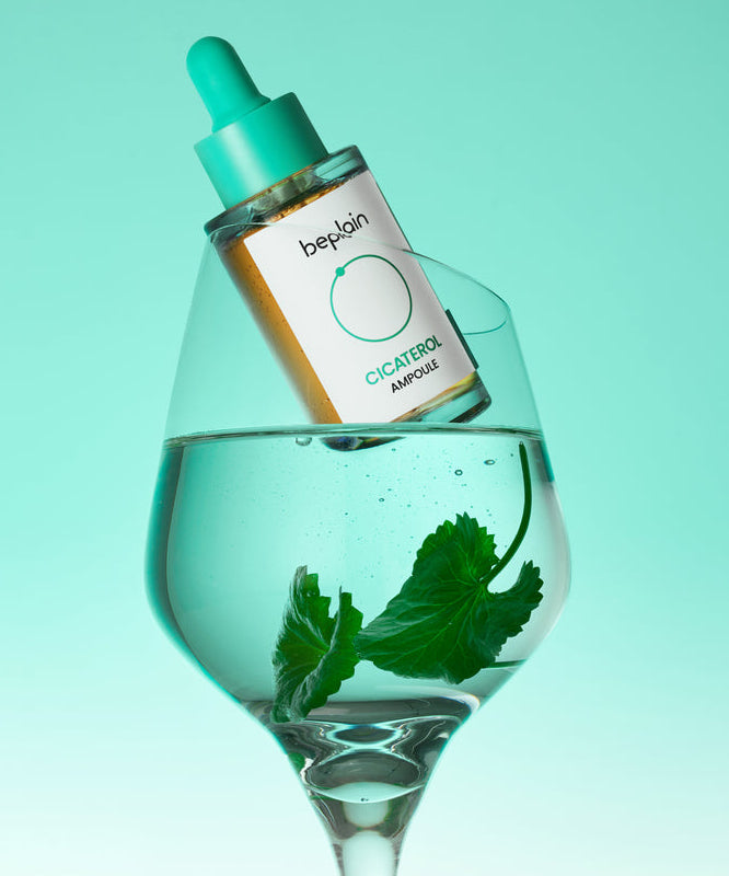 BEPLAIN Cicaterol Ampoule 30ml, sérum beplain posé dans un verre sur fond turquoise, flacon et sérum visibles