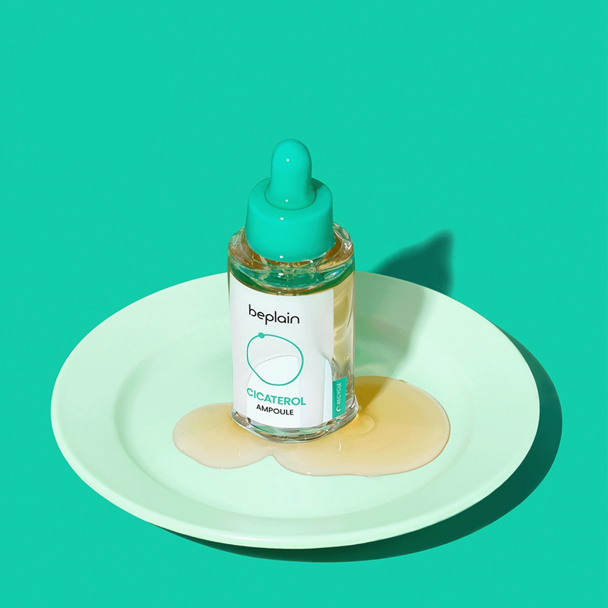 BEPLAIN Cicaterol Ampoule 30ml de Beplain, sur plateau blanc avec fond vert, style produit cosmétique