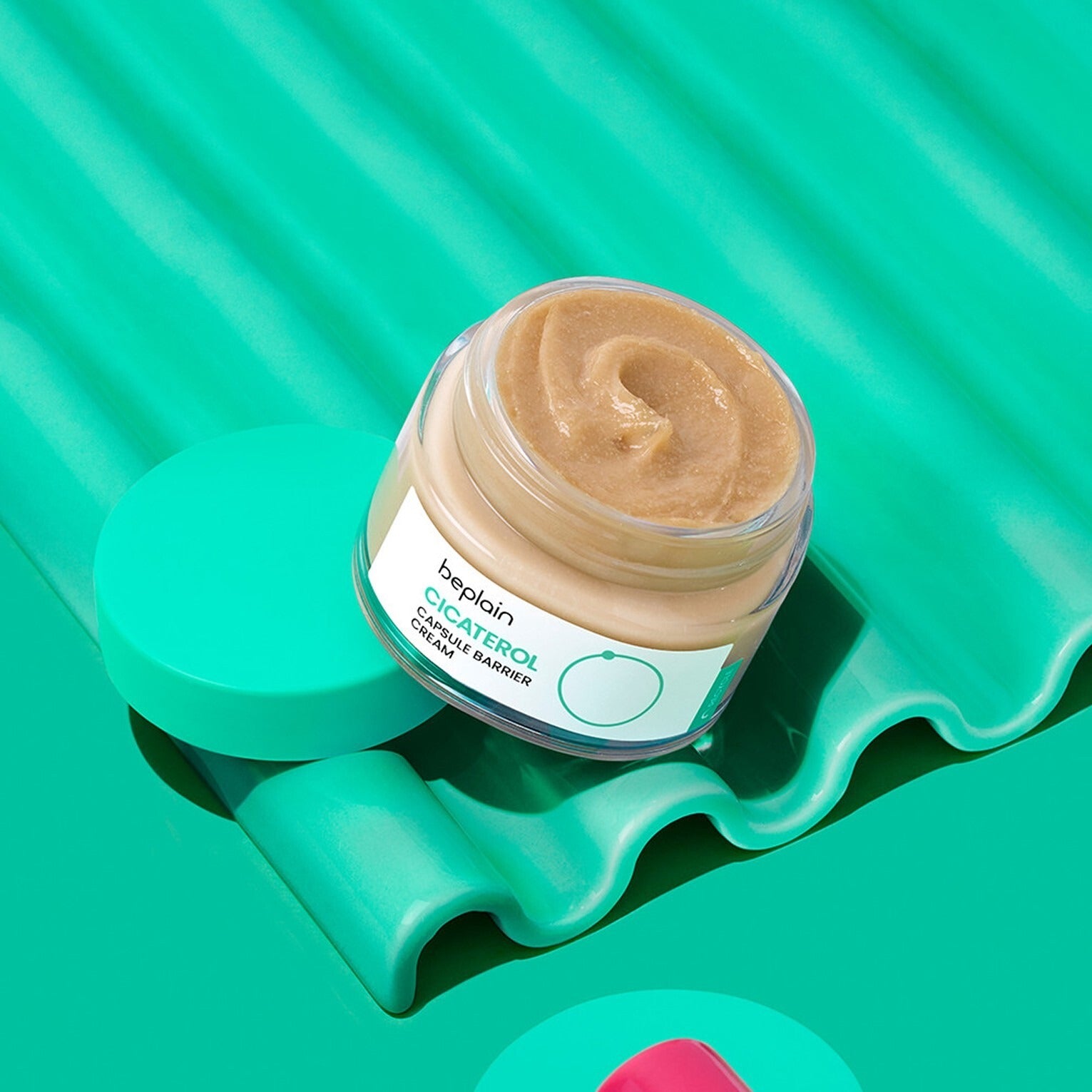 BEPLAIN Cicaterol Capsule Barrier Cream 50ml, pot crème sur fond vert, marque Beplain, texture barrière visible