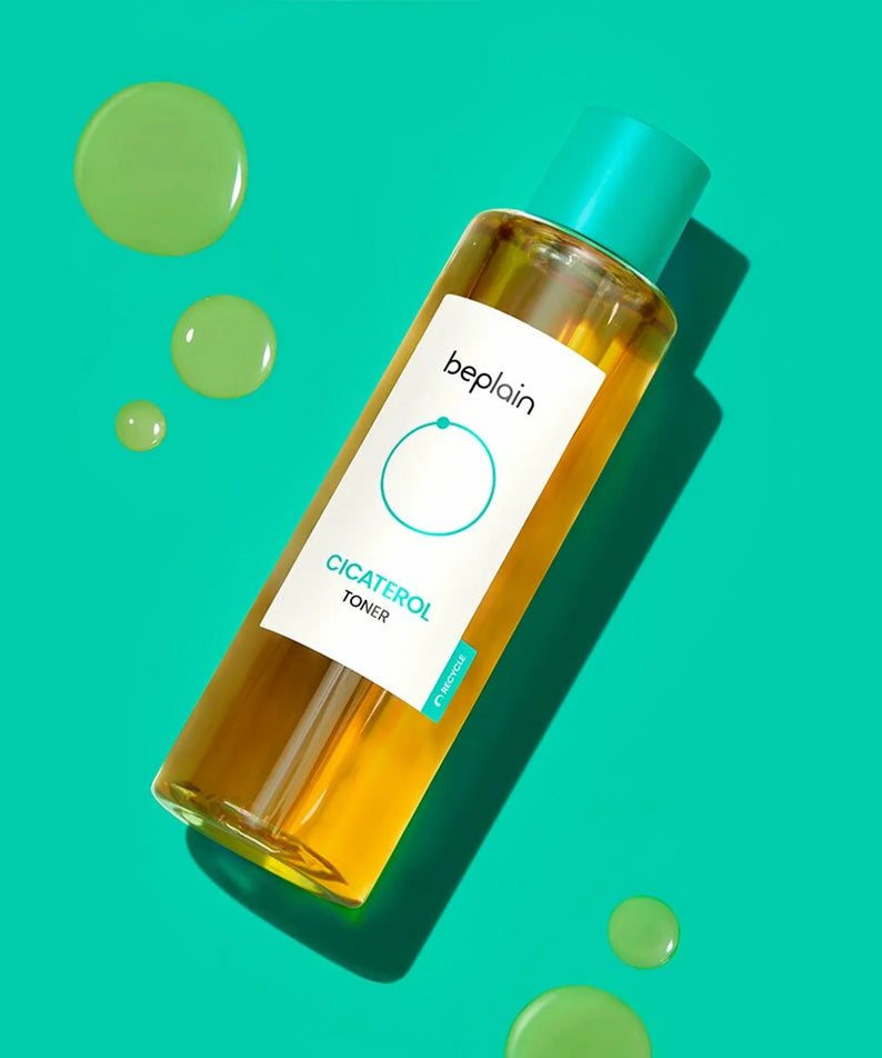 BEPLAIN Cicaterol Toner présenté sur fond turquoise avec gouttes de produit, emballage élégant.