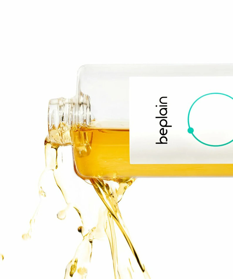 BEPLAIN Cicaterol Toner en flacon, liquide doré versé, soin visage hydratant et apaisant, pour tous types de peaux.