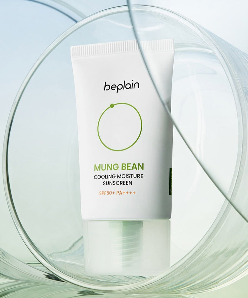 BEPLAIN Green Bean Cooling Moisture Sun Cream 50ml, crème solaire beplain sur visuel verre bleu, contexte frais.