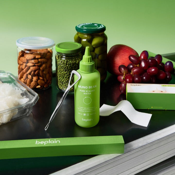 BEPLAIN Green Bean Pore Scaling Water 150ml, bouteille verte beplain sur fond vert avec aliments et coffret.