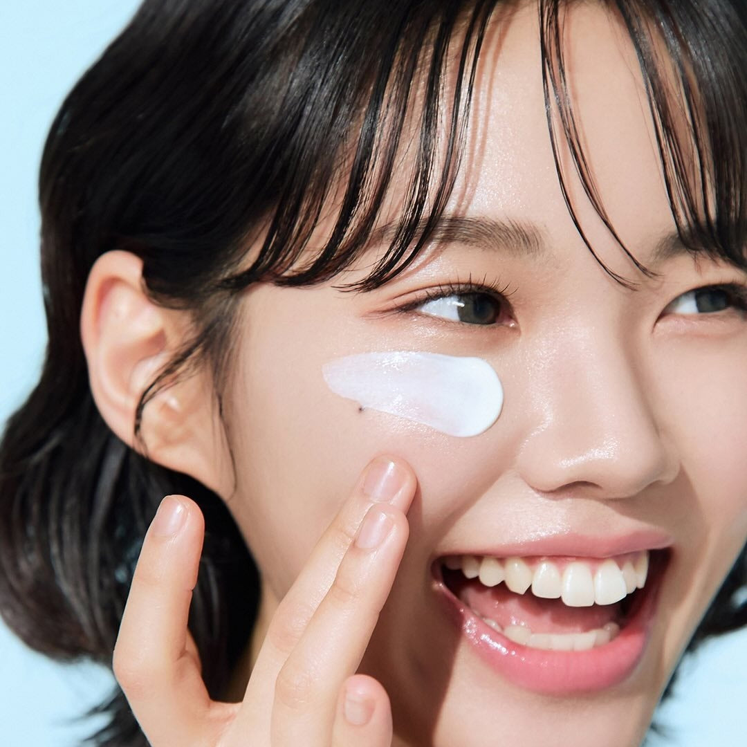 BEPLAIN Lemon Seed Glutathione Tone-up Sun Cream 50ml, crème solaire sur peau, marque BEPLAIN, visage souriant.