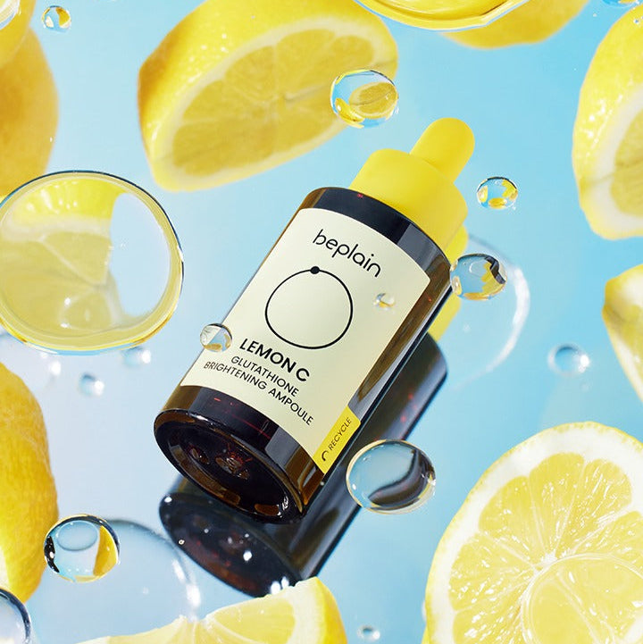 BEPLAIN Lemon Seed Glutathione Whitenning Ampoule 30ml de Beplain sur fond bleu, citrons et gouttes d’eau, vue produit
