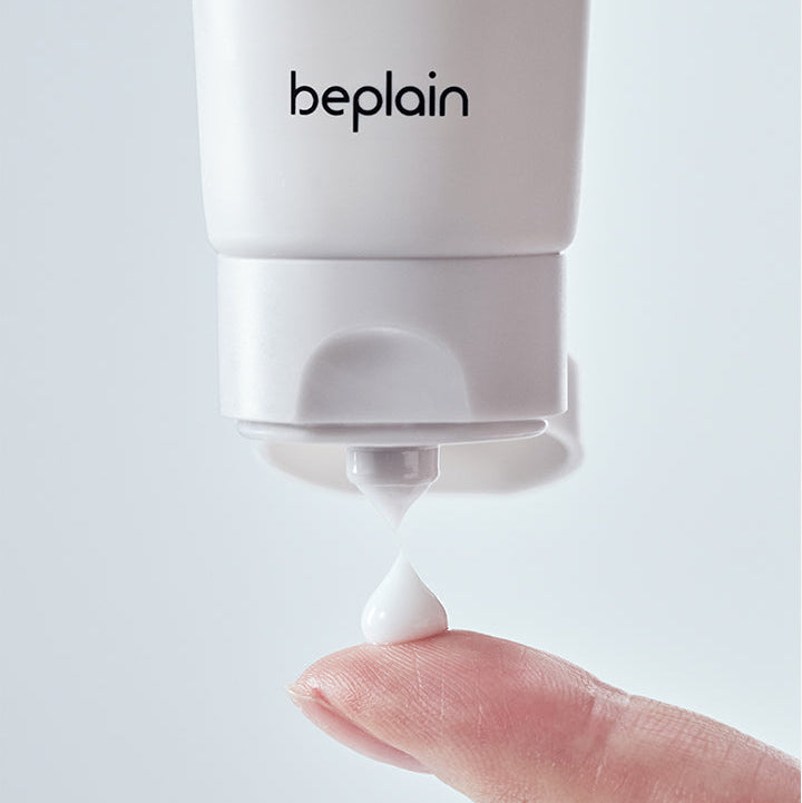 BEPLAIN Milk Ceramide Moisturizing Cream 50ml, crème hydratante beplain, tube blanc, texture sur main, fond clair