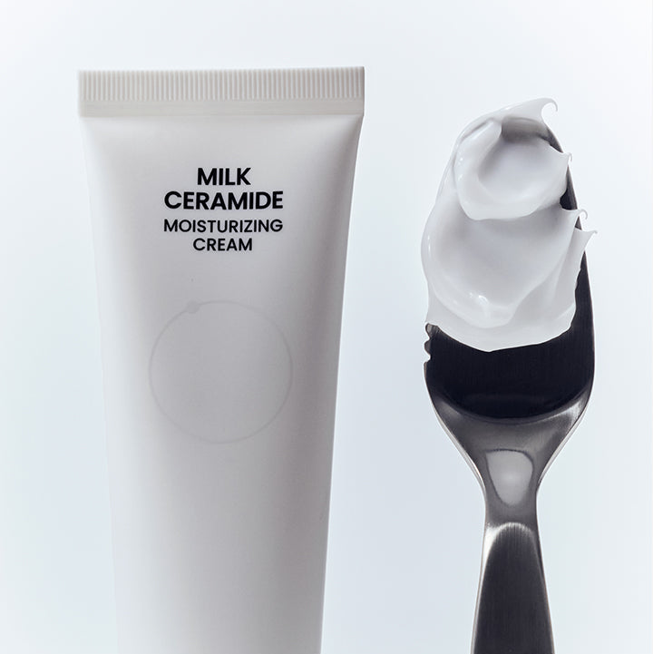BEPLAIN Milk Ceramide Moisturizing Cream 50ml, tube blanc et crème sur cuillère, contexte visuel skincare sur fond clair.